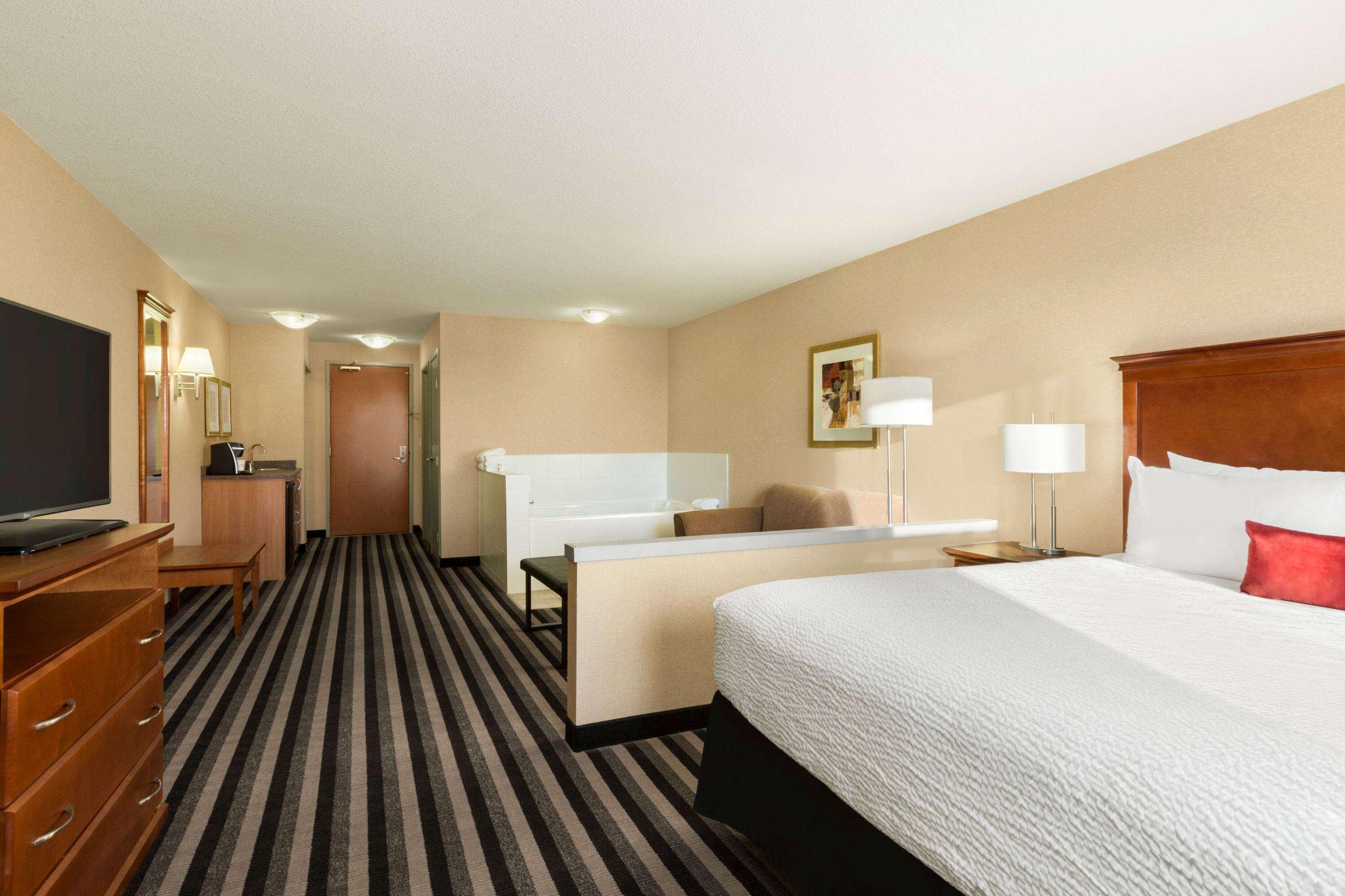 Days Inn & Suites By Wyndham Edmonton Airport Ледюк Екстер'єр фото