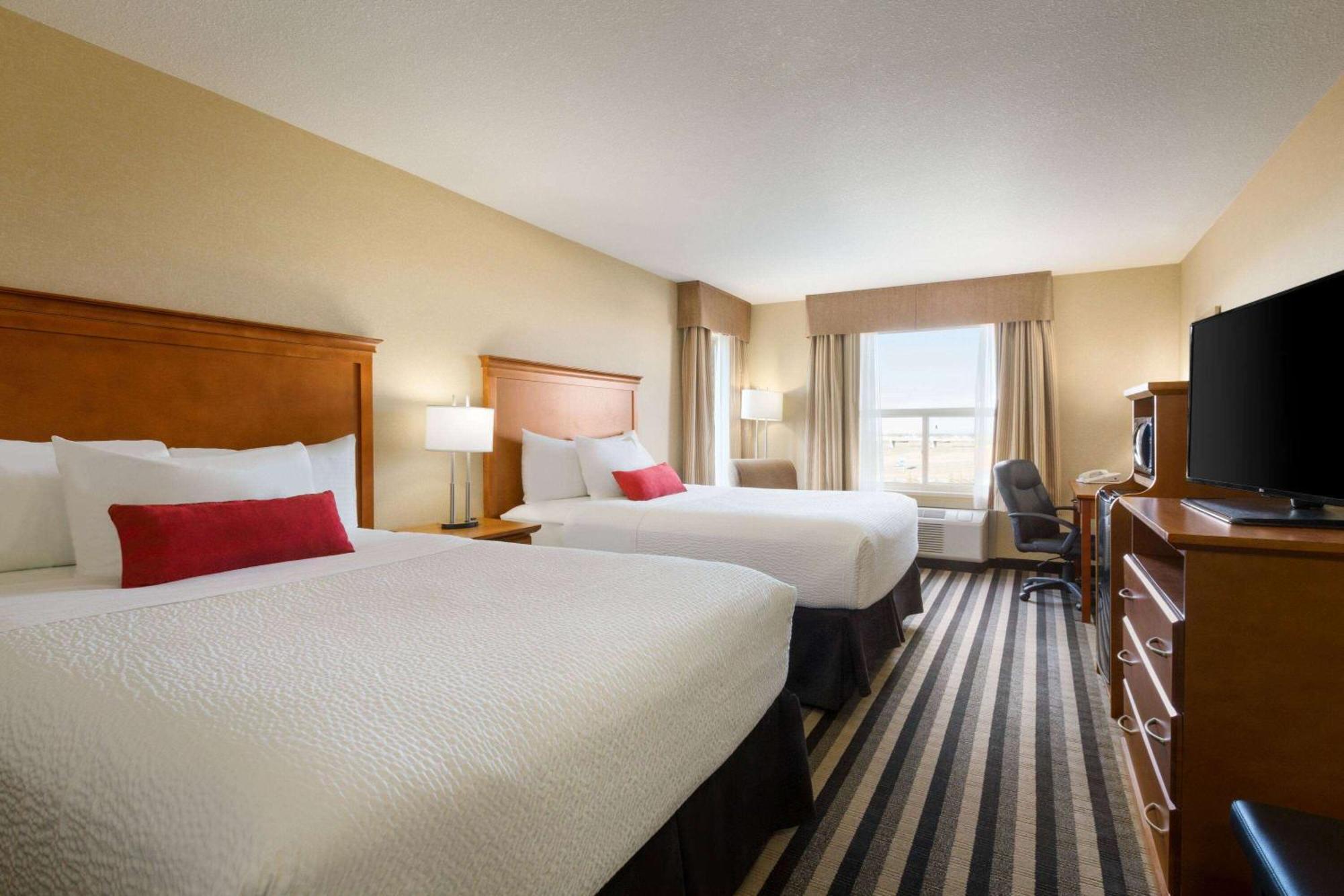 Days Inn & Suites By Wyndham Edmonton Airport Ледюк Екстер'єр фото
