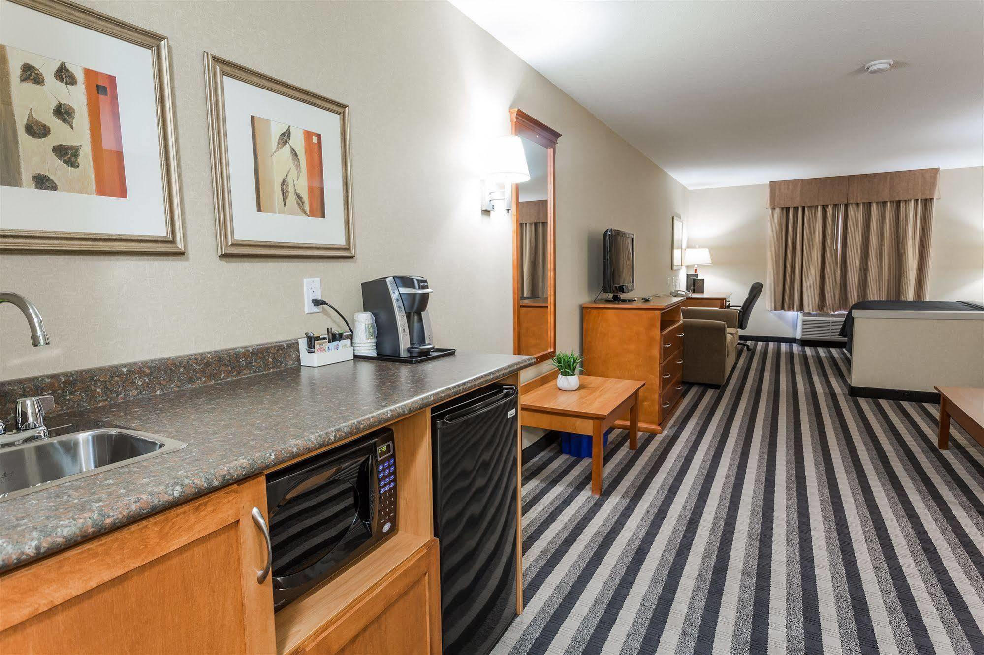 Days Inn & Suites By Wyndham Edmonton Airport Ледюк Екстер'єр фото